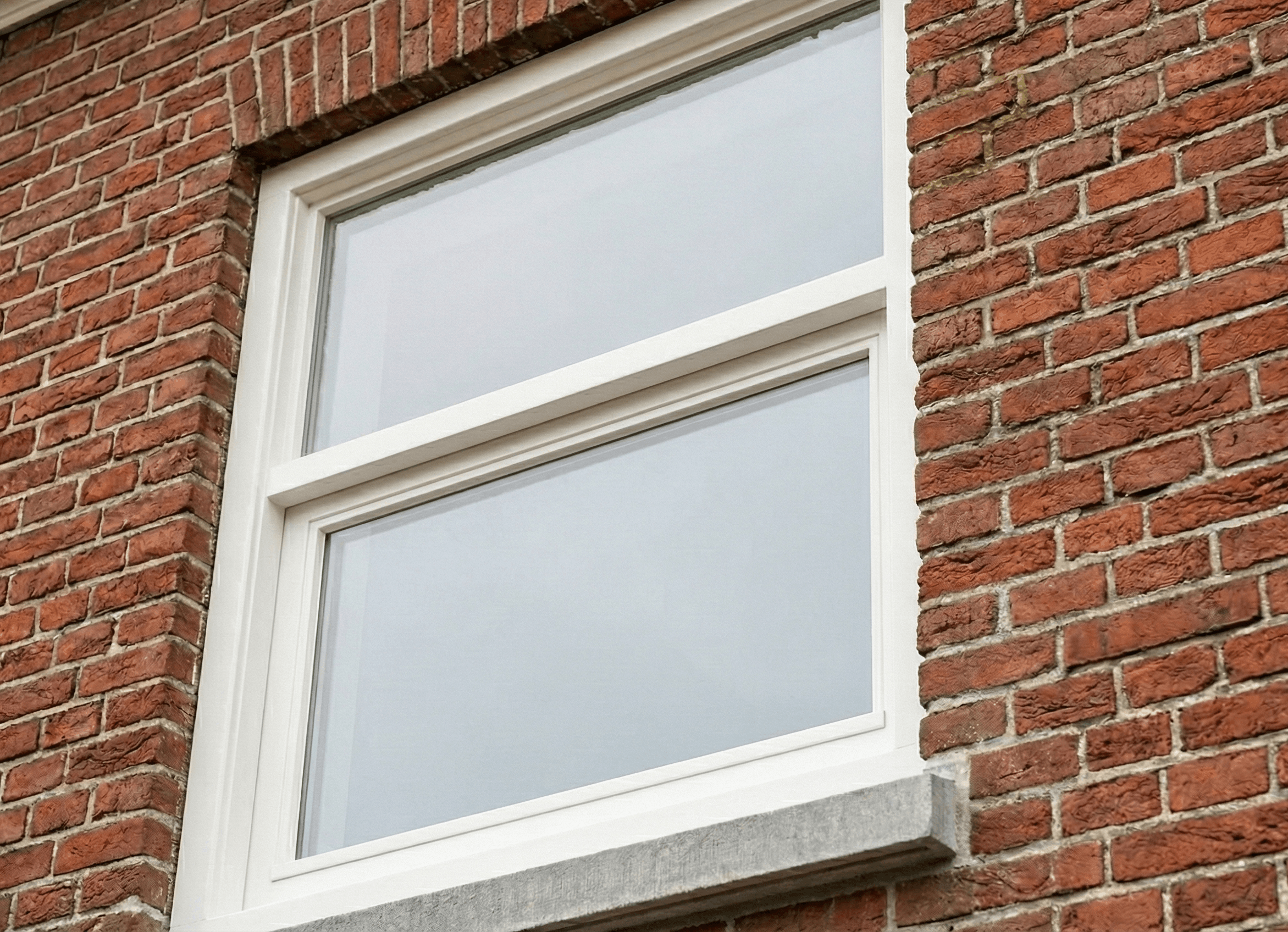 Detail van houten kozijn in een Nederlandse woning (authentieke afwerking)